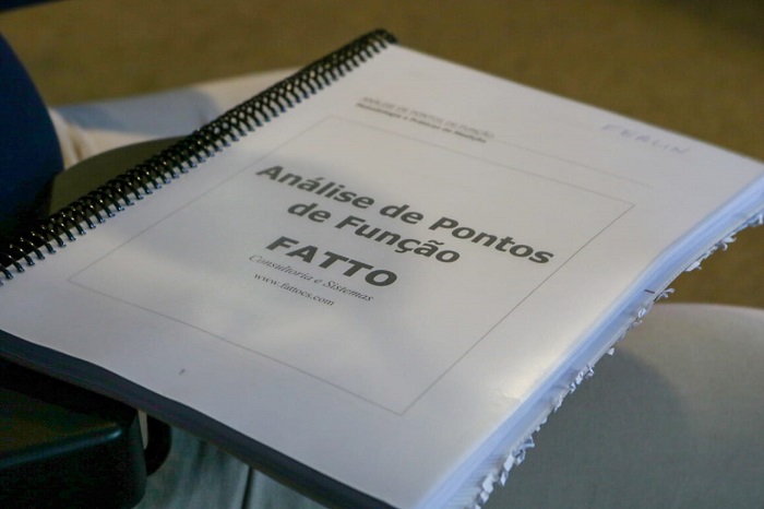 Pessoas sentadas em auditório 