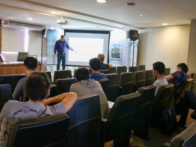 Pessoas sentadas em auditório