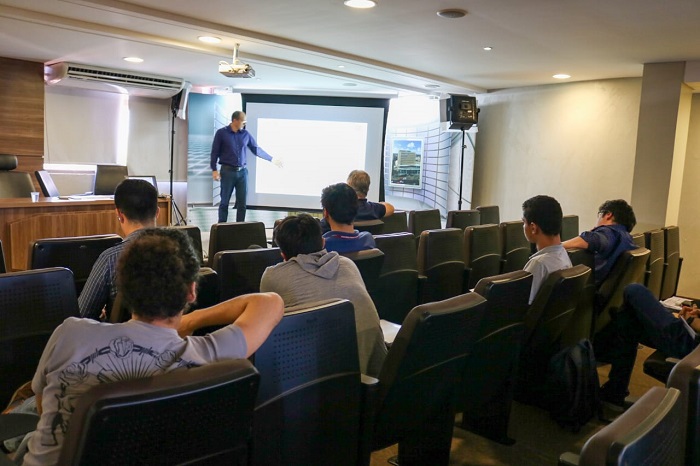 Pessoas sentadas em auditório