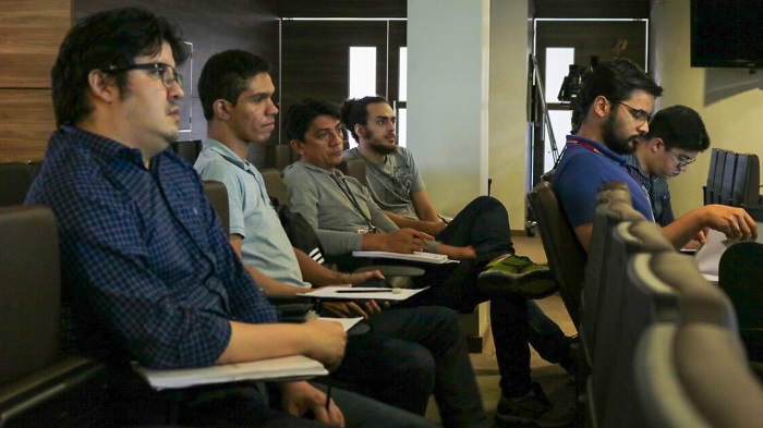 Pessoas sentadas em auditório 
