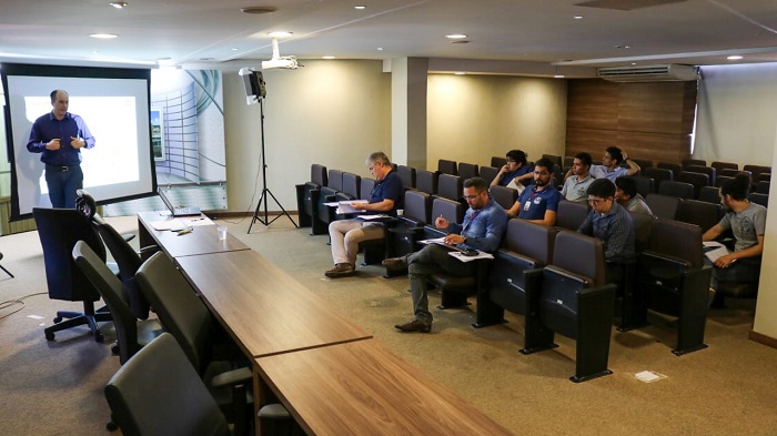 Pessoas sentadas em auditório 