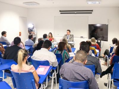 Pessoas sentadas em sala