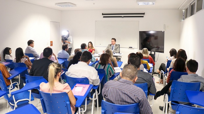 Pessoas sentadas em sala