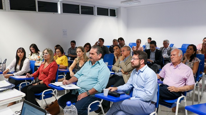 Pessoas sentadas em sala 