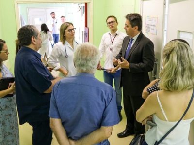 Pessoas de pé conversando