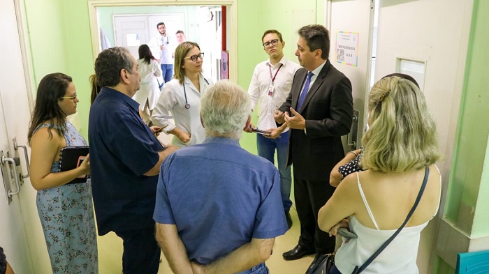 Pessoas de pé conversando
