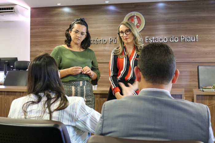 Pessoas de pé 