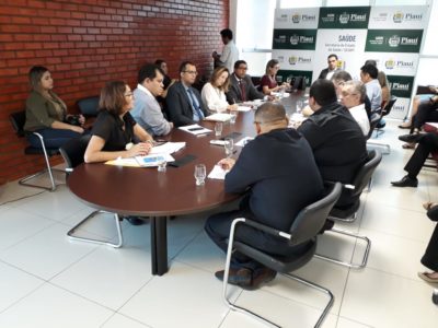 Pessoas sentadas em volta de uma mesa