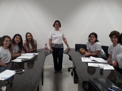Pessoas sentadas