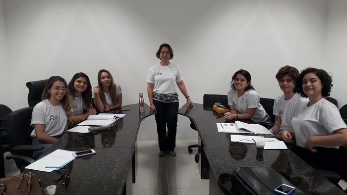Pessoas sentadas