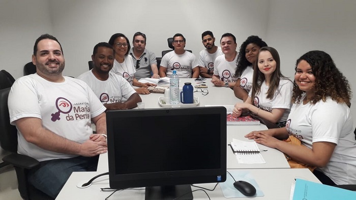 Pessoas sentadas 