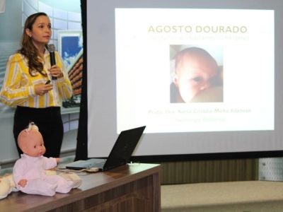 MUlher falando para público
