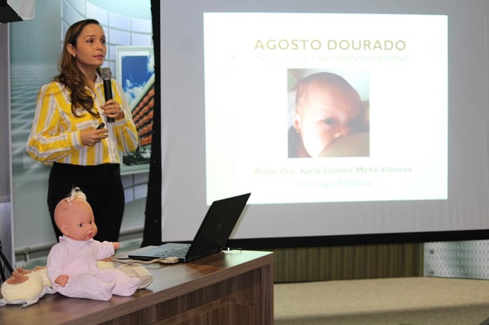 MUlher falando para público