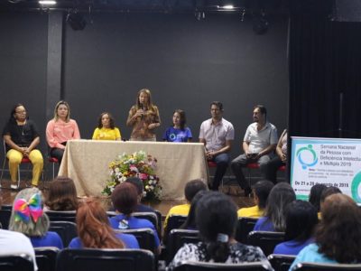 Pessoas reunidas numa mesa de honra