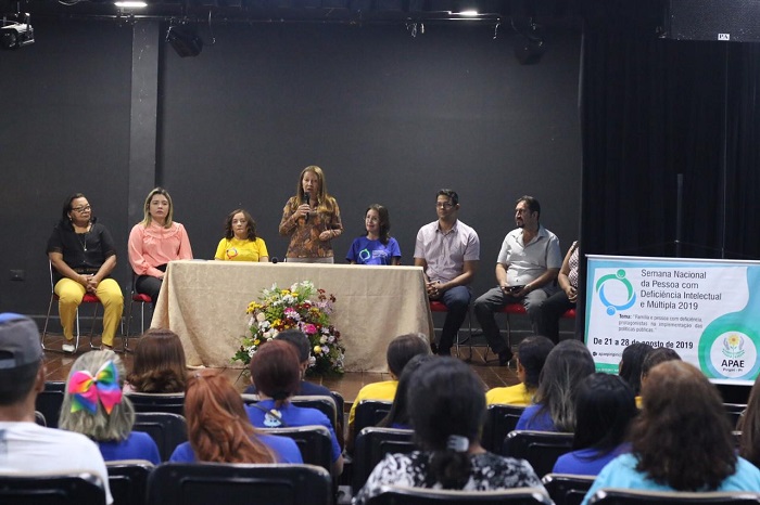 Pessoas reunidas numa mesa de honra