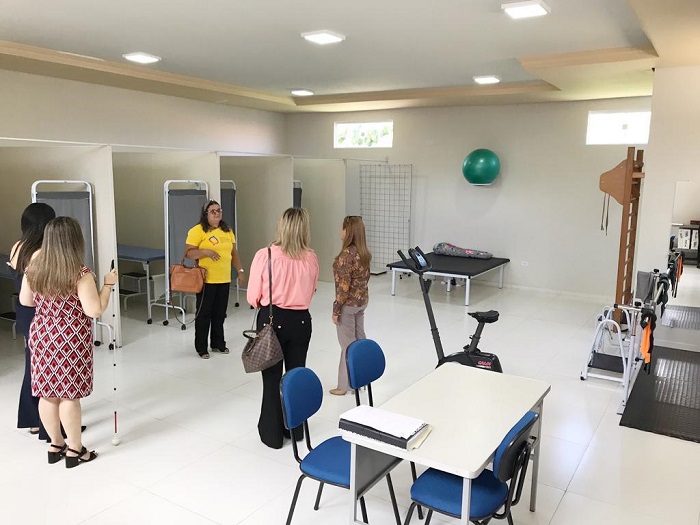 Pessoas observando espaço 
