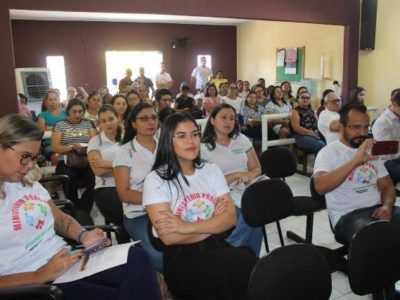 Pessoas reunidas durante audiência pública