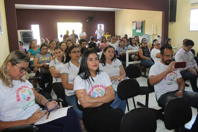Pessoas reunidas durante audiência pública