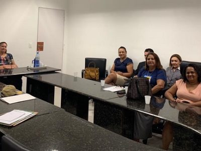 Pessoas reunidas em torno de uma mesa