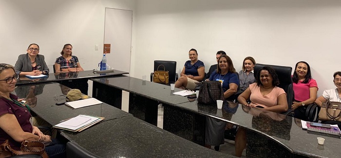 Pessoas reunidas em torno de uma mesa