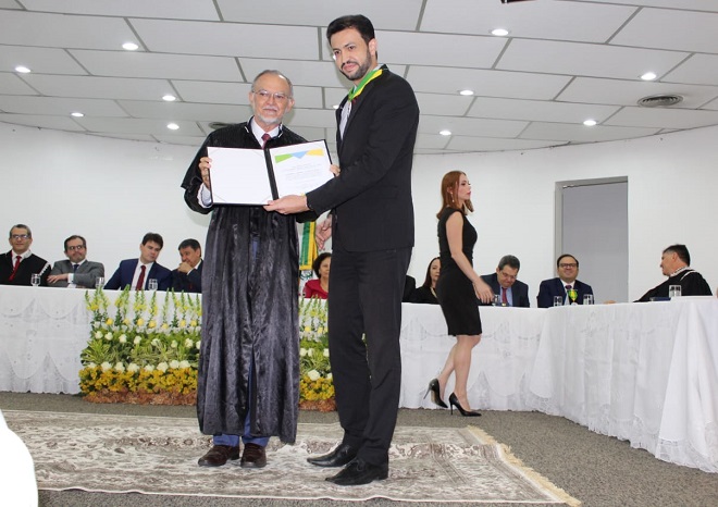 Homem recebendo medalha e homenagem