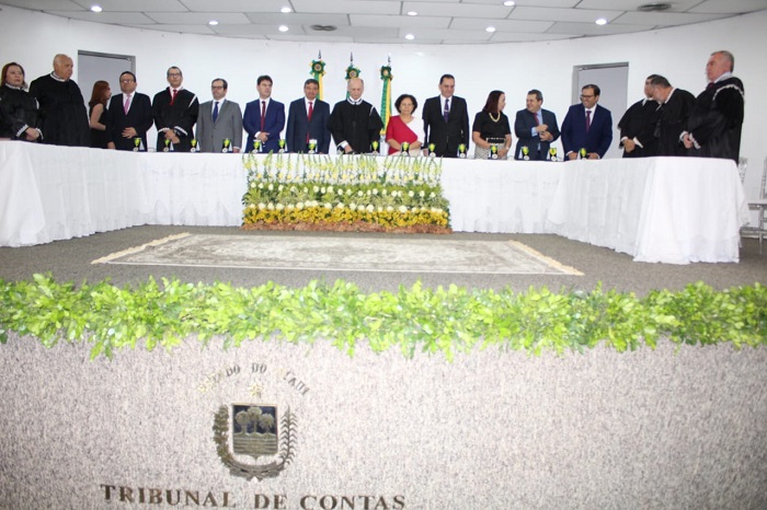 Pessoas de pé diante de uma mesa de honra