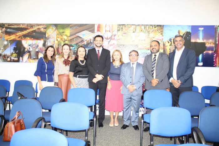 Pessoas reunidas posando para foto