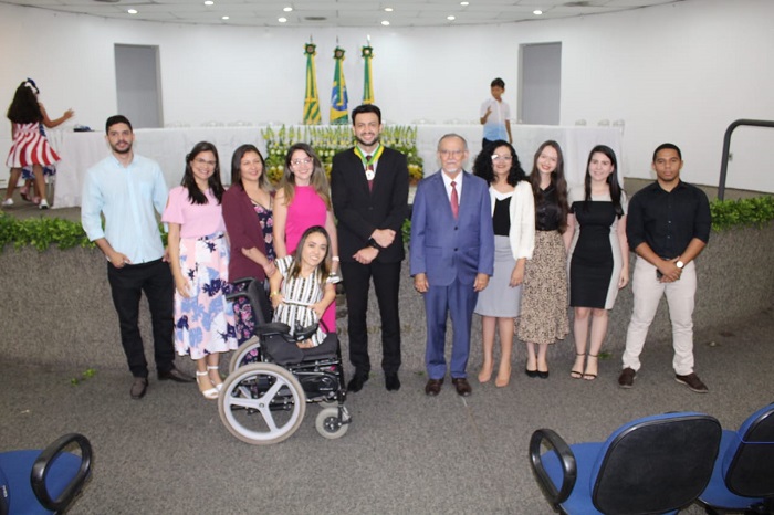 Pessoas reunidas posando para foto
