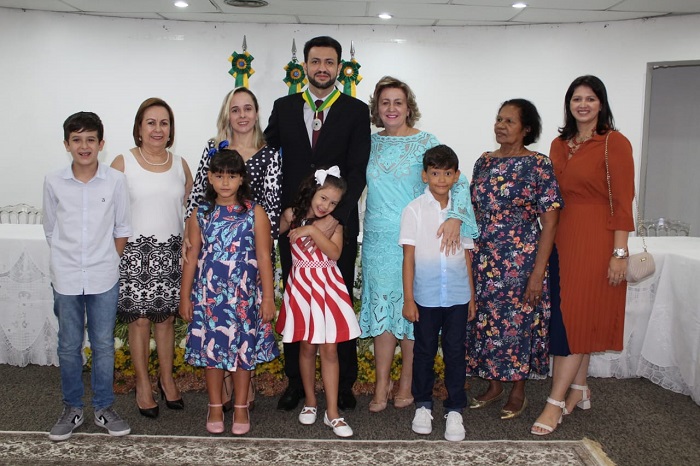 Pessoas reunidas posando para foto
