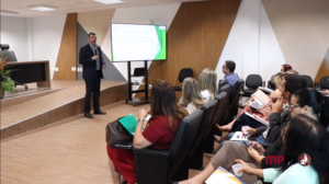 Pessoas sentadas em auditório