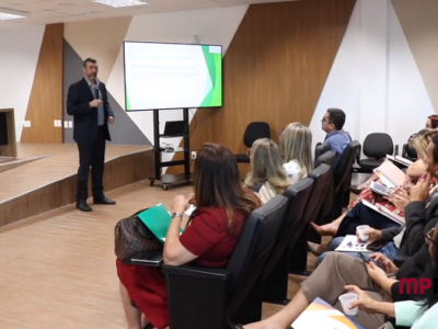 Pessoas sentadas em auditório