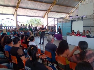 Pessoas assistindo palestra