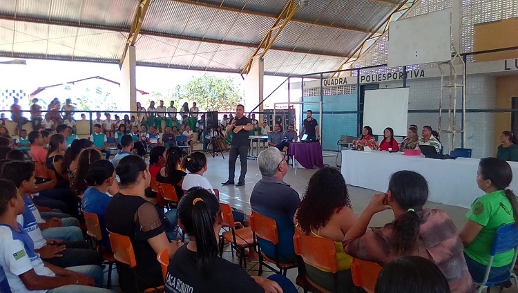 Pessoas assistindo palestra