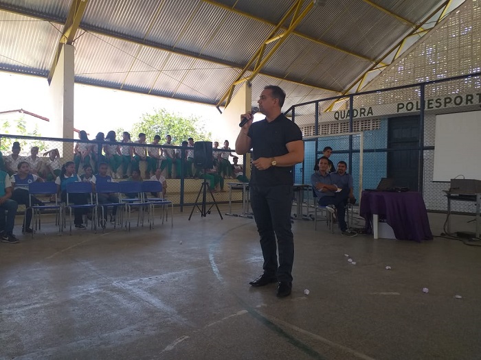 Homem falando para público