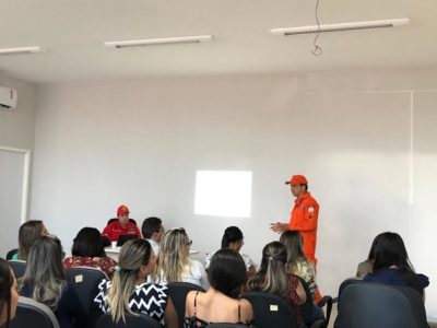 Pessoas atentas à palestra