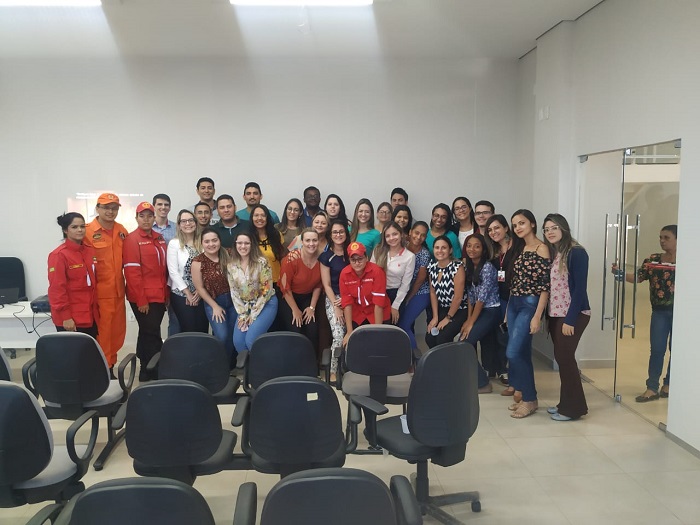 Pessoas posando para foto
