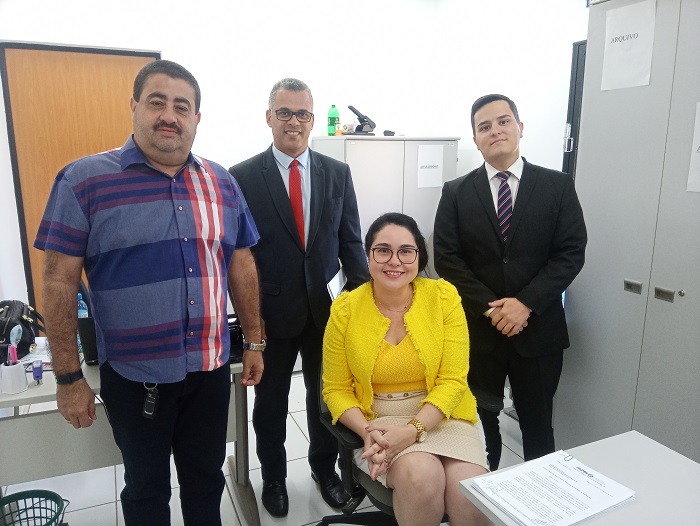 Pessoas de pé sorrindo