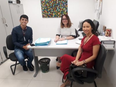 Pessoas sentadas em volta de uma mesa