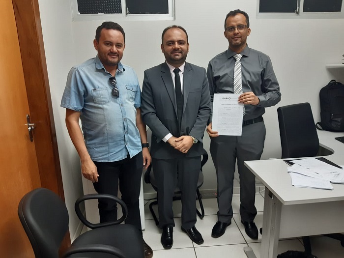 Pessoas de pé segurando documento 