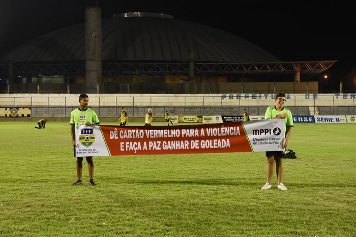 Pessoas de pé 