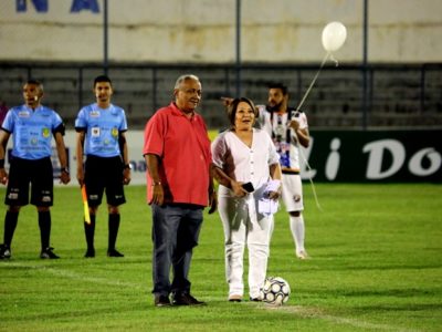 Pessoas de pé no gramado do estádio