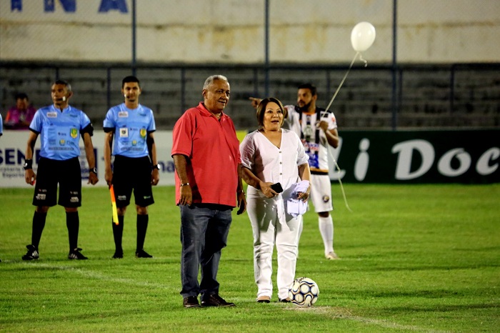 Pessoas de pé no gramado do estádio