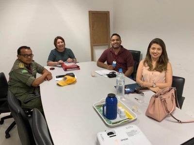Pessoas sentadas em volta de uma mesa