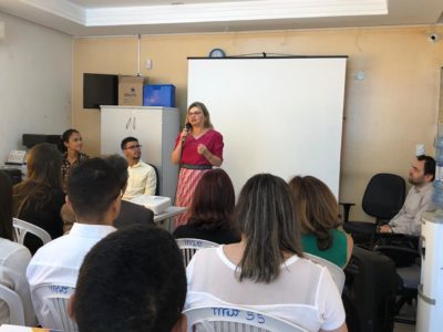 mulher de pe segurando microfone