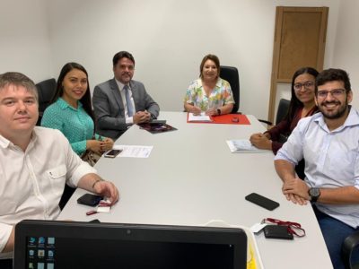 Pessoas sentadas em volta de uma mesa
