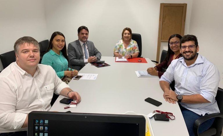 Pessoas sentadas em volta de uma mesa