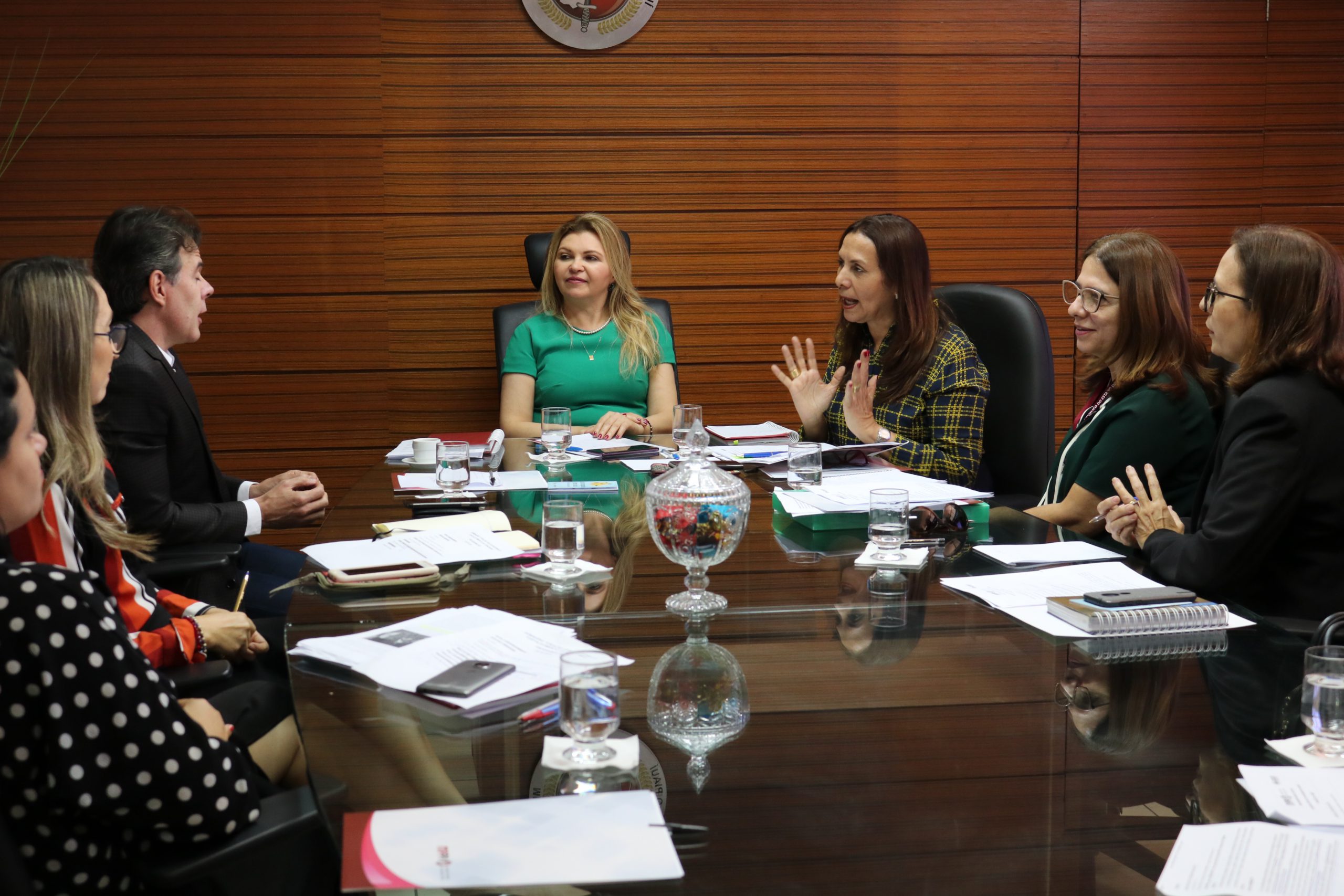 pessoas sentadas em mesa