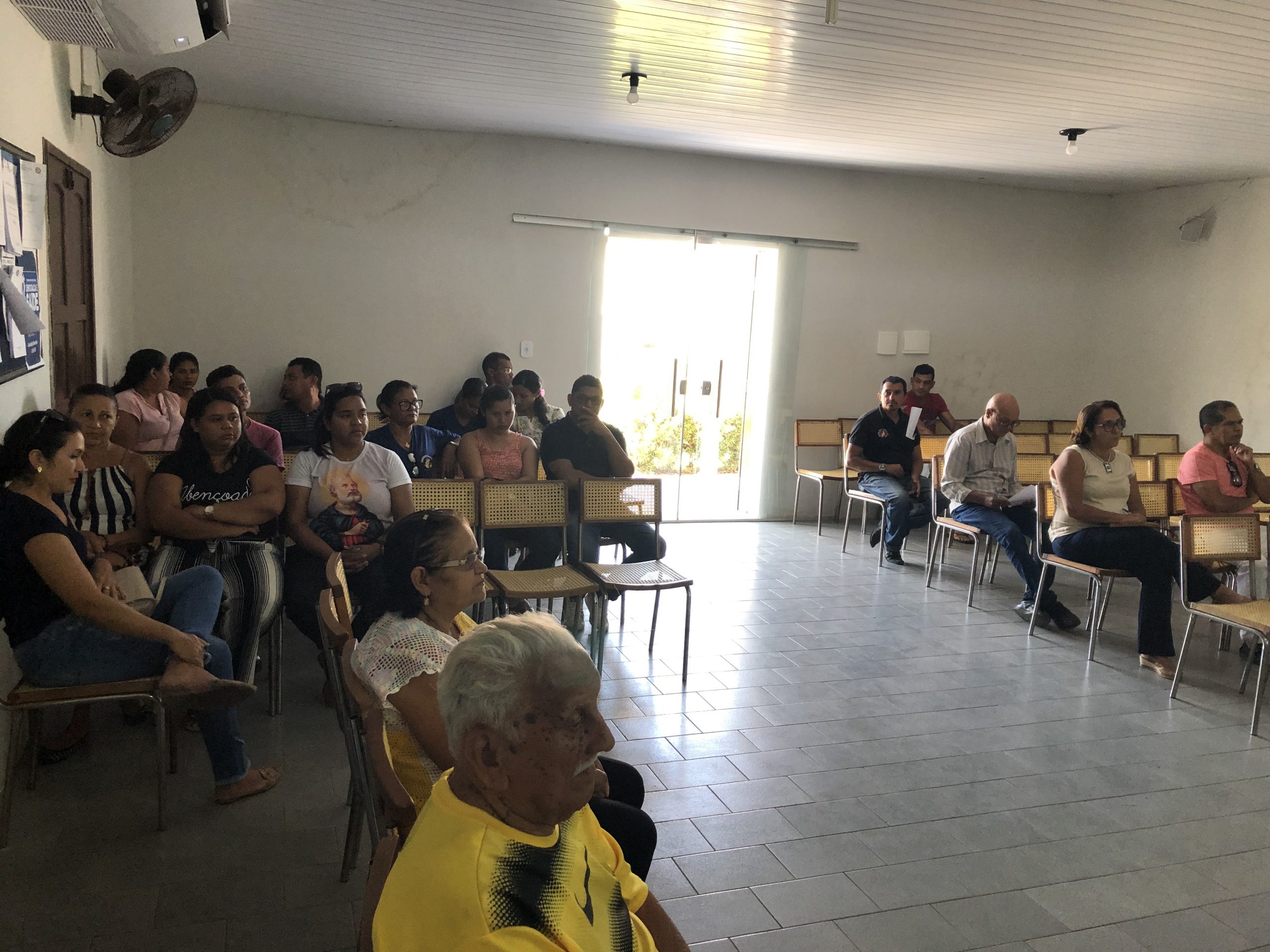 pessoassentadas em espaço 