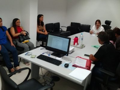Pessoas sentadas em volta de uma semana