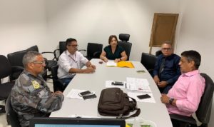 Pessoas sentadas em volta de uma mesa conversando